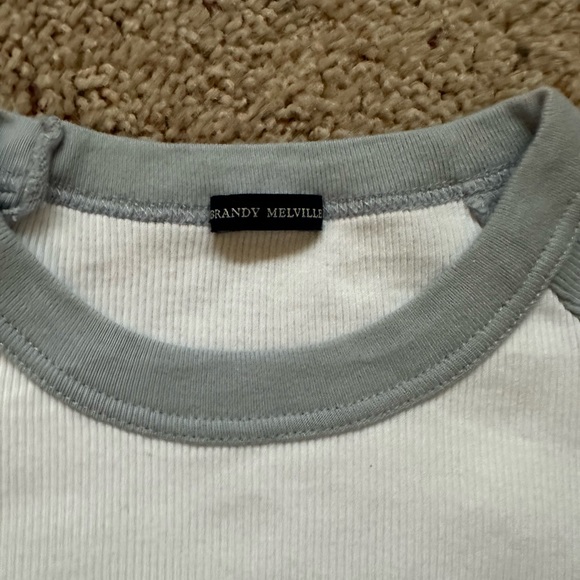 Brandy Melville Cropped Short sleeve - Picture 2 of 3